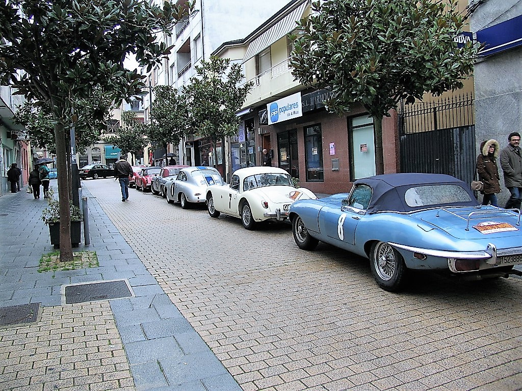 Los coches clásicos del Rali de Invierno estacionados en la calle Doctor Vila de A Rúa.
