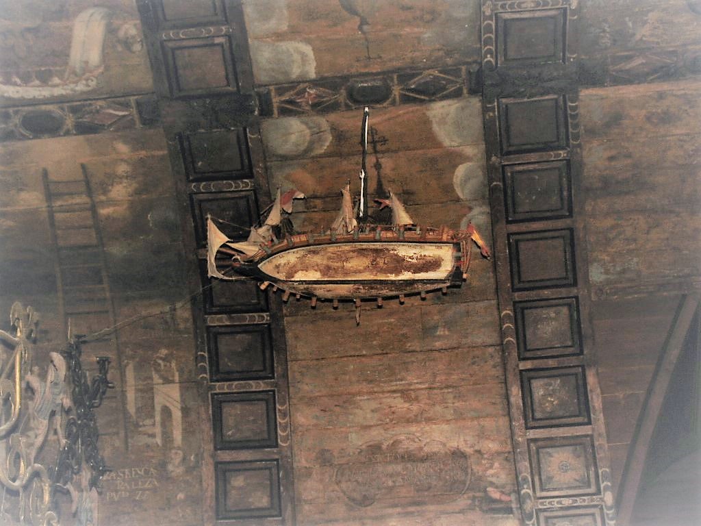 El galeón suspendido en el techo del Santuario de As Ermitas