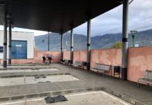 El Concello de A Rúa elimina las pintadas de la estación de autobuses