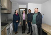 La conselleira de Vivenda visita viviendas rehabilitadas en A Veiga