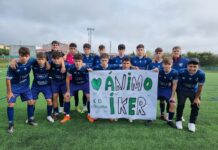 Los juveniles del CD Córgomo homenajearon al jugador lesionado Iker en el partido contra el Arenteiro