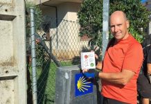 Carlos Longa, un voluntario que estampa sellos en las credenciales del peregrino a pie del Camino