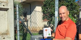Carlos Longa, un voluntario que estampa sellos en las credenciales del peregrino a pie del Camino