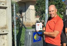 Carlos Longa, un voluntario que estampa sellos en las credenciales del peregrino a pie del Camino