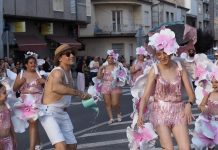 El Carnavrao desfiló en A Rúa con mucha marcha Carnavrao, carnaval del verano
