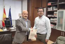 La CHMS destina casi medio millón de euros al saneamiento en A Veiga El presidente de la Confederación Hidrográfica Miño-Sil (CHMS) y el alcalde de A Veiga