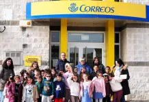 Escolares visitaron Correos en A Rúa Correos, Colegio Manuel Respino