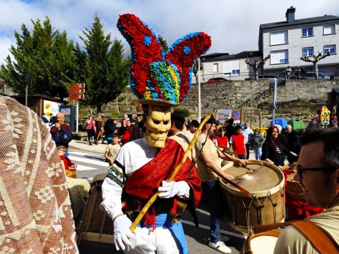 valdeorrasdecerca_Entroido en A Veiga_desfile_charrelos_folión_2026_02_17 (10) Entroido en A Veiga, charrelos