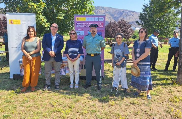 «No caminas sola», la campaña dirigida a peregrinas fue presentada en A Rúa con una exhibición de medios de la Guardia Civil No caminas sola, peregrinas, Guardia Civil