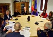 Luis Menor se reunió con alcaldes para avanzar en el PAI, plan que movilizará más de 7 millones de euros en Valdeorras