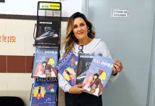 Marta Cortés: «A lingua galega é unha enorme riqueza, ¡coidémola!» Marta Cortés, profesora del IES Martaguisela con la revista Saldoira