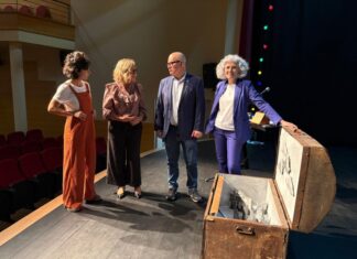Eladio Santos asistió a la puesta en escena de «Melón Pelado», que promueve los valores democráticos y la reflexión sobre el papel de la mujer en la posguerra