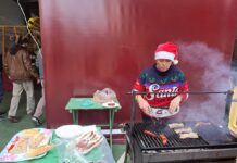 Un animado mercadillo navideño en Petín