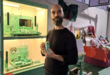 Santiago Prada, el diseñador de joyas valdeorrés, en el Mercadiño de Nadal de Petín