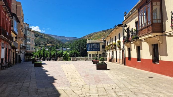 valdeorrasdecerca_Plaza-Mayor_O Barco (2)