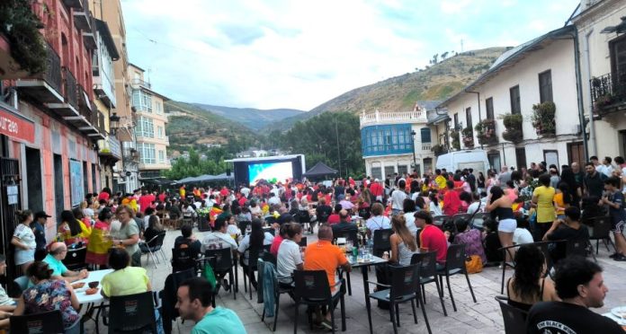 valdeorrasdecerca_Plaza Mayor_se mifinales del Mundial de fútbol_2026_07_15 (2)