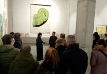 Reme Remedios expone sus «3 Paradas y una puerta (que es un milagro)» en Ourense