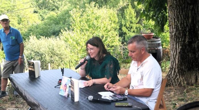 Sonia Moral presenta en el Casino de O Barco «La tableta de chocolate»