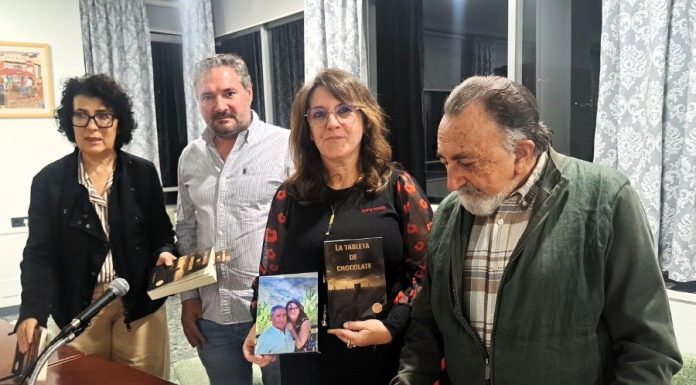 Sonia Moral Álvarez presentó en O Barco «La tableta de chocolate», el libro que rescata la memoria de su padre