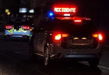 Un coche de cambio automático provoca un accidente con dos heridos en A Rúa