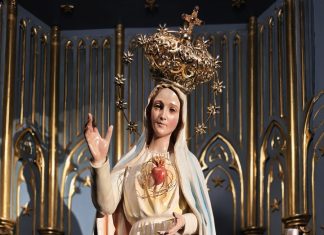 La Virgen de Fátima de Fontei baja del retablo recién restaurada por el centenario de las apariciones en Pontevedra