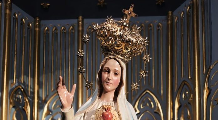 La Virgen de Fátima de Fontei baja del retablo recién restaurada por el centenario de las apariciones en Pontevedra