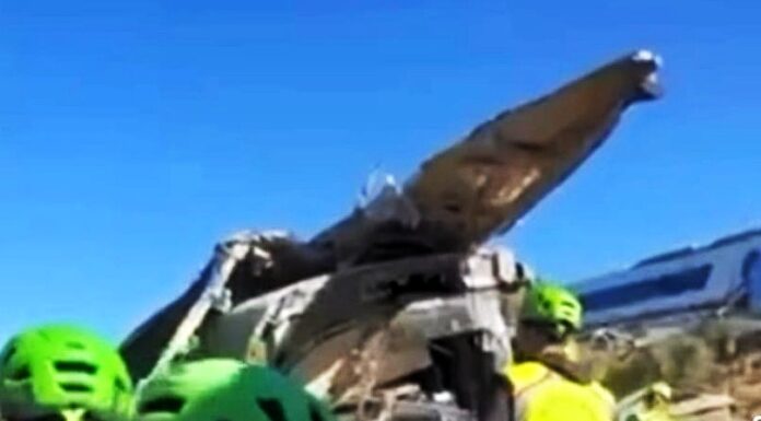 Minuto de silencio en O Barco y A Rúa por el accidente ferroviario de Toledo