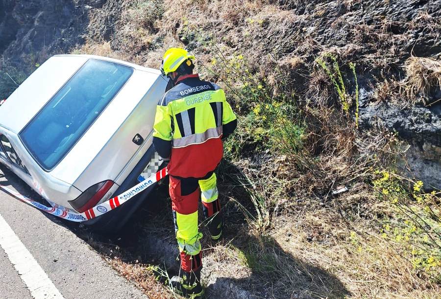 Un vehículo se sale de la vía en A Rúa, en la OU-603