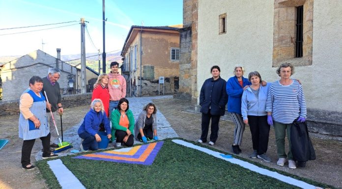 Las alfombras florales tejen ahora su tapiz en A Rúa