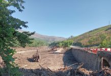 Recta final de la retirada de arrastres en el pontón de la OU-533 en Viana