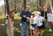 O campamento de verán da Estación de Manzaneda recibe a visita do delegado da Xunta