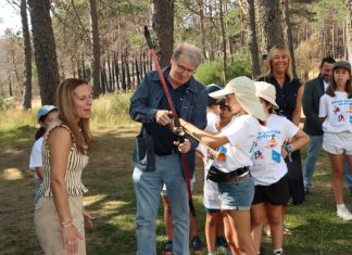 O campamento de verán da Estación de Manzaneda recibe a visita do delegado da Xunta