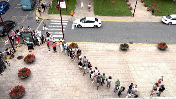 valdeorrasdecerca_cola para hacerse con gafas del eclipse solar_2026_04_08