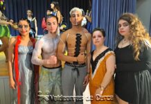 Un desfile creativo con nuevas tendencias de peinados y maquillaje en el IES Lauro Olmo