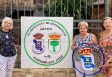 El escudo de A Rúa, tejido a ganchillo en Almendralejo