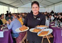 La Festa de Empanada de Costrelas sentó a la mesa a 300 personas en A Rúa