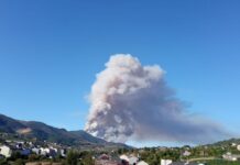 Un incendio forestal sorprende a los bañistas de las piscinas de Rubiá