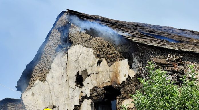 Incendio en A Rúa: arde una vieja «palleira»
