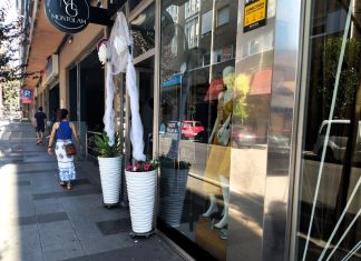 Gran «Noite Branca» de descuentos hoy en el comercio local en O Barco
