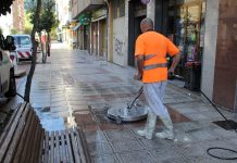 O Barco limpia ahora sus calles con una «campana» que proyecta agua en el pavimento
