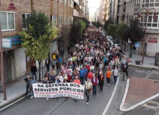 Así fue la gran manifestación por la sanidad en Valdeorras: «Gobierne quien gobierne, no se vende»