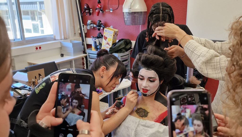 Así fue el proceso creativo de maquillaje de caracterización con Yolanda Gómez en el IES Lauro Olmo