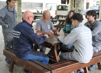 Nueva mesa para jugar a las cartas en O Malecón