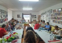 Mujeres de Valdeorras realizan una «quedada» al mes para tejer que dinamiza el rural