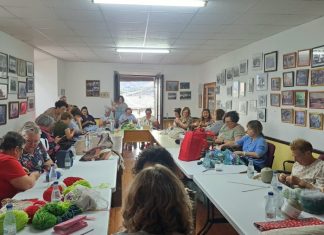 Mujeres de Valdeorras realizan una «quedada» al mes para tejer que dinamiza el rural