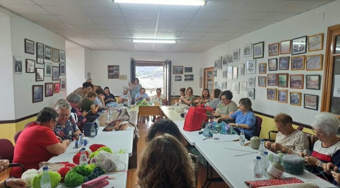 Mujeres de Valdeorras realizan una «quedada» al mes para tejer que dinamiza el rural