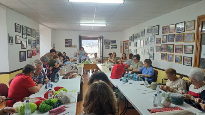 valdeorrasdecerca_mujeres tejiendo_teje teje_A Rúa_2026_10_05 (6)