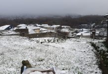 La nieve tiñó de blanco pueblos de montaña en Valdeorras