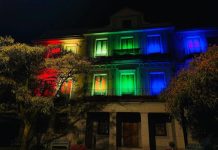 O Barco ilumina su Consistorial en el Día del Orgullo LGTBI
