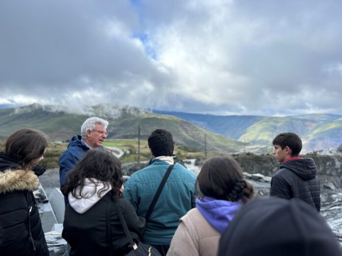 valdeorrasdecerca_pizarra_visita_estudiantes de A Coruña_Carballeda_2024_10_26 (2)